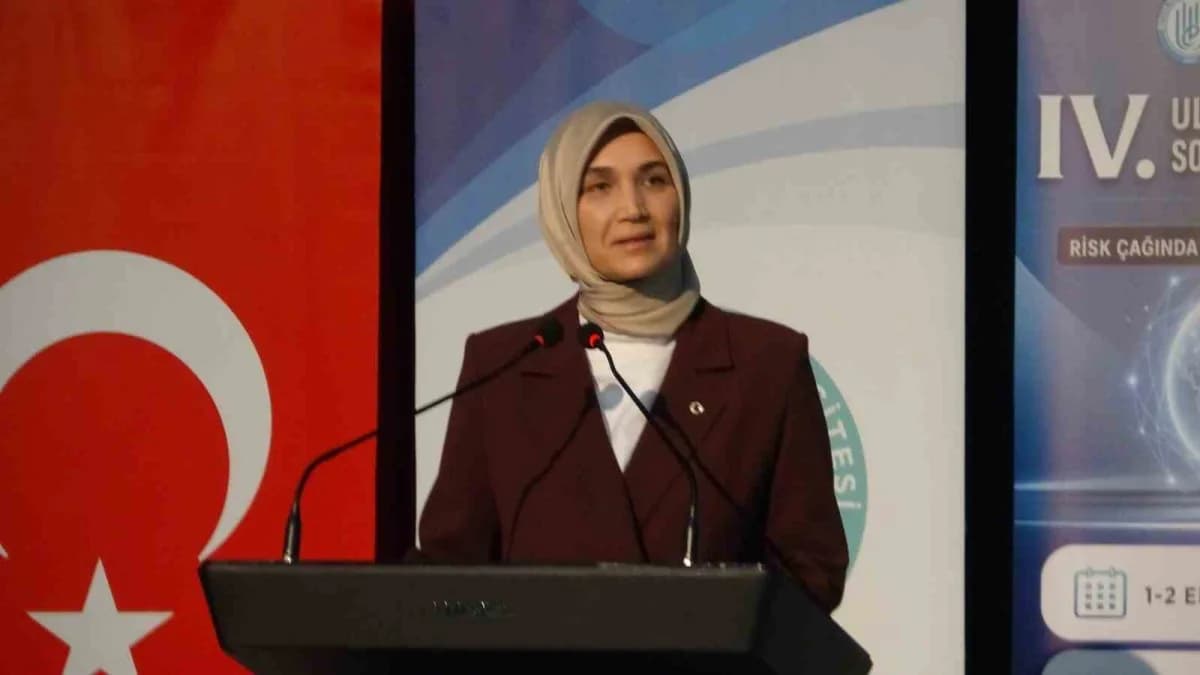 Bitlis Eren Üniversitesi'nde düzenlenen 4. Uluslararası Sosyal Bilimler Kongresi açılış programından bir kare