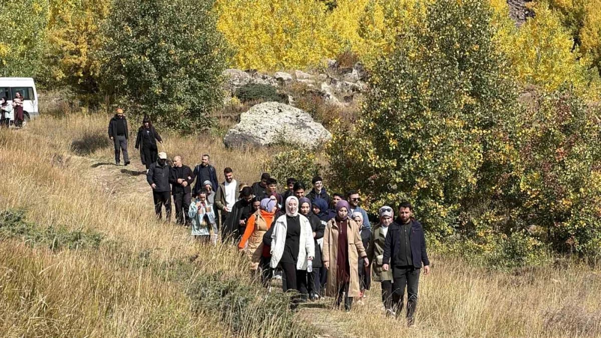 Bitlis Maarif Ailesi tarafından düzenlenen "Nemrut Doğa Yürüyüş Eğitimi ve Doğa Temelli Eğitim" programına katılan yakla