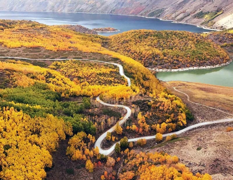 Nemrut Kalderası Milli Parkı, sonbaharın gelişiyle birlikte sarı, turuncu ve kızıl tonlara büründü.