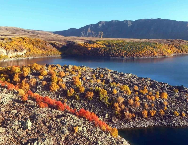 Nemrut Kalderası Milli Parkı, sonbaharın gelişiyle birlikte sarı, turuncu ve kızıl tonlara büründü.