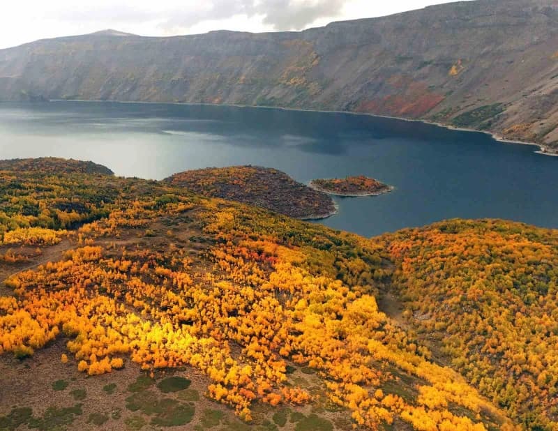 Nemrut Kalderası Milli Parkı, sonbaharın gelişiyle birlikte sarı, turuncu ve kızıl tonlara büründü.