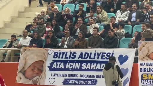 Bitlis Prof. Dr. Fuat Sezgin Spor Salonu’nda SMA hastası Ata bebek için düzenlenen dayanışma etkinliği ve voleybol karşı