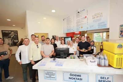 Bodrum Karaova Mahallesi Mustafa Kallem Parkı’nda açılan Emekli Kafe’nin geniş bahçesi ve Bodrum temalı duvar resimleri