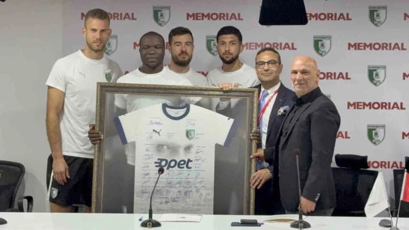 Bodrum FK ve Memorial Bodrum Hastanesi yöneticileri sağlık sponsorluğu anlaşması imza töreninde