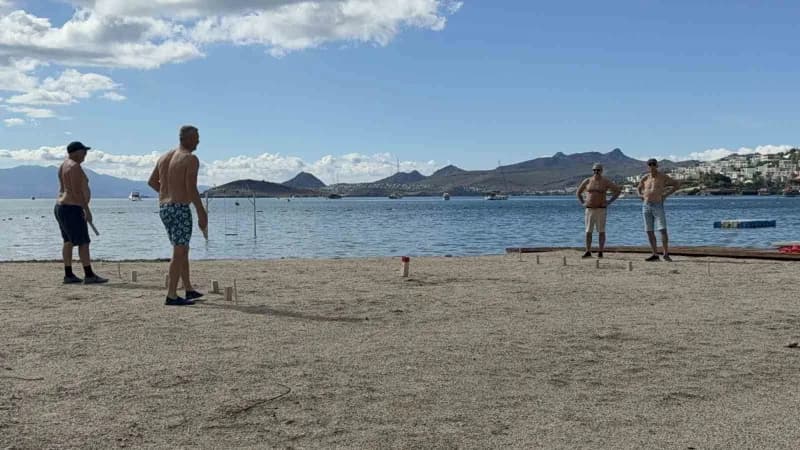 Muğla’nın Bodrum ilçesinde sağanağın ardından güneşin yüzünü göstermesiyle yerli ve yabancı turistle