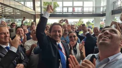 Bodrum Ticaret Odası Meslek Komitesi seçimlerinde mavi ekip üyeleri zaferi kutluyor
