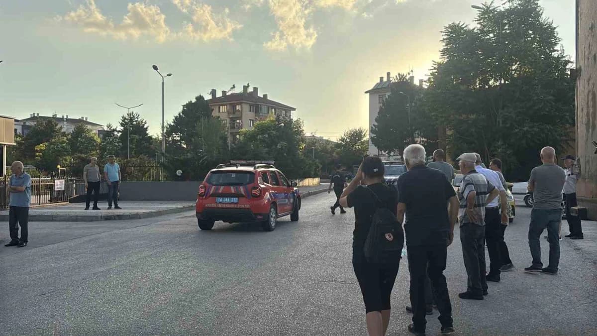 Bolu Belediyesi iştiraki BOL TUR AŞ. önünde polis ve adliye görevlileri