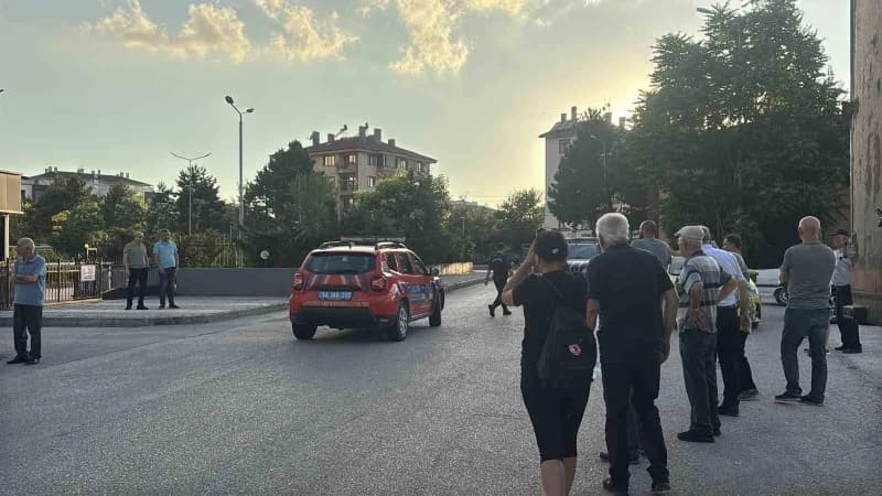 Bolu Belediyesi iştiraki BOL TUR AŞ. önünde polis ve adliye görevlileri