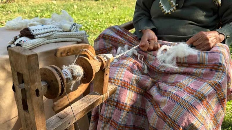 Bolu’da yaşayan 90 yaşındaki Mümtaze Karadaş, kendi kendine öğrendiği çıkrıkla yarım asırdır yünleri ipliğe dönüştürerek