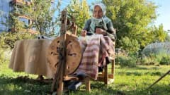 Bolu'da 90 yaşındaki Mümtaze Karadaş çıkrıkla yün ipliği eğirirken