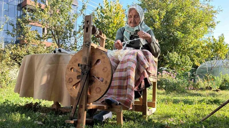 Bolu’da yaşayan 90 yaşındaki Mümtaze Karadaş, kendi kendine öğrendiği çıkrıkla yarım asırdır yünleri ipliğe dönüştürerek