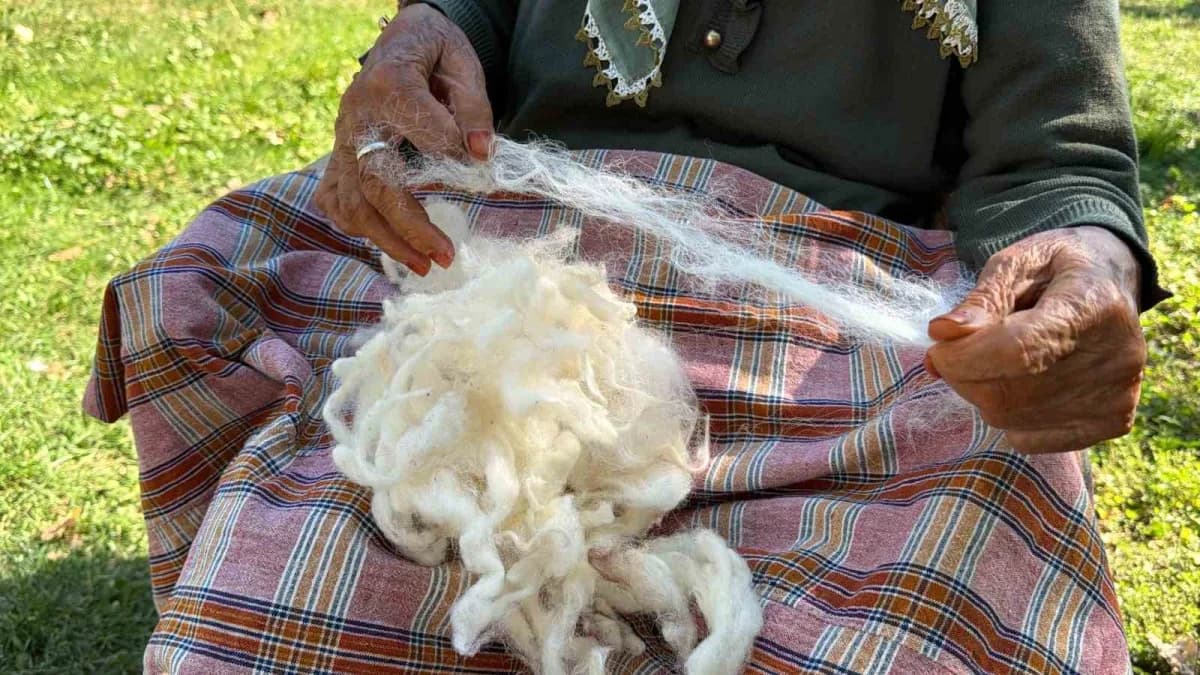 Bolu’da yaşayan 90 yaşındaki Mümtaze Karadaş, kendi kendine öğrendiği çıkrıkla yarım asırdır yünleri ipliğe dönüştürerek