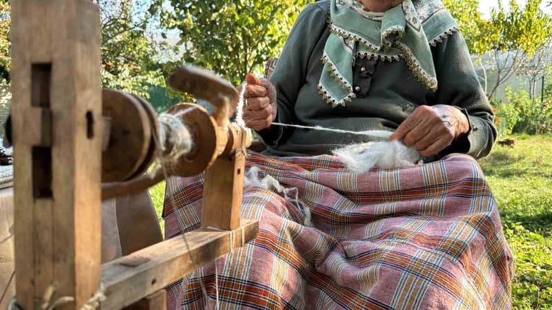 Bolu’da yaşayan 90 yaşındaki Mümtaze Karadaş, kendi kendine öğrendiği çıkrıkla yarım asırdır yünleri ipliğe dönüştürerek