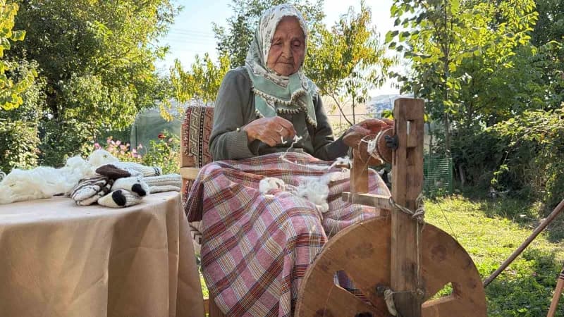 Bolu’da yaşayan 90 yaşındaki Mümtaze Karadaş, kendi kendine öğrendiği çıkrıkla yarım asırdır yünleri ipliğe dönüştürerek