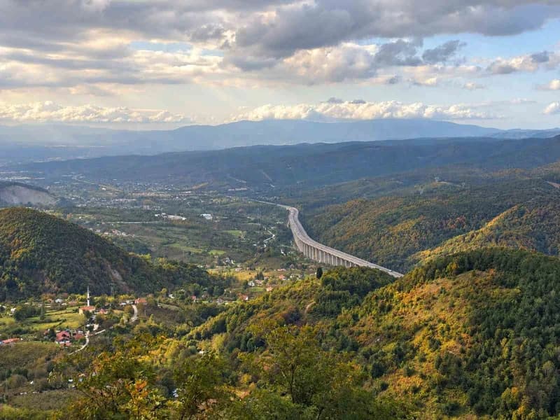 Bolu Dağı’nda sonbaharın gelişiyle birlikte ormanlar sarı, turuncu ve kırmızı tonlara bürünmeye başladı. Ortaya çıkan eş