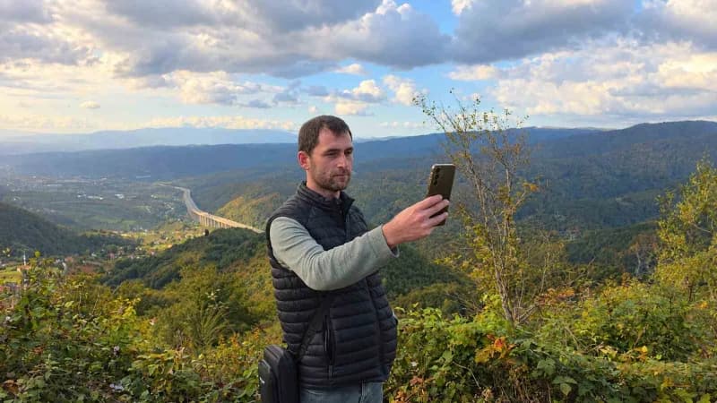 Bolu Dağı’nda sonbaharın gelişiyle birlikte ormanlar sarı, turuncu ve kırmızı tonlara bürünmeye başladı. Ortaya çıkan eş