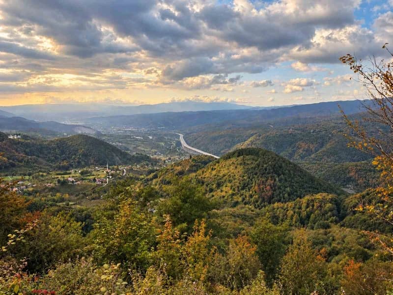 Bolu Dağı yamaçlarında sonbahar renklerine bürünmüş ormanların doğal güzelliği