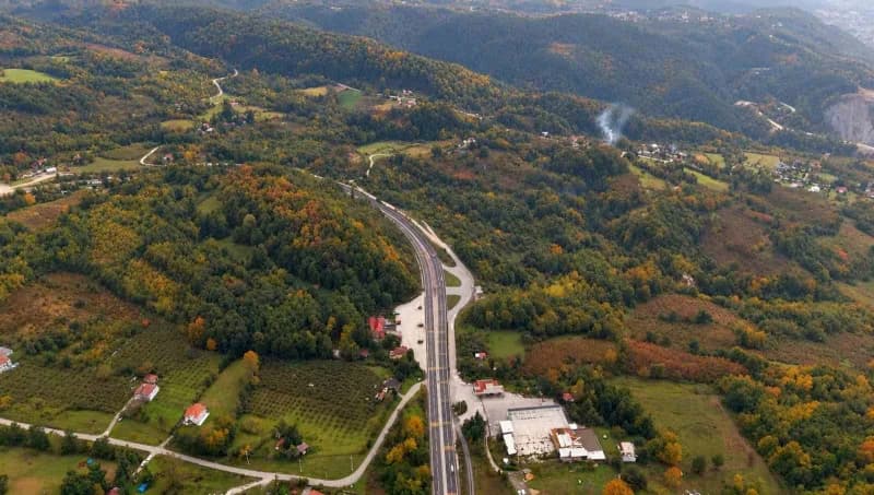 Bolu Dağı’nda sonbaharın gelişiyle birlikte ormanlar sarı, turuncu ve kırmızı tonlara bürünmeye başladı. Ortaya çıkan eş