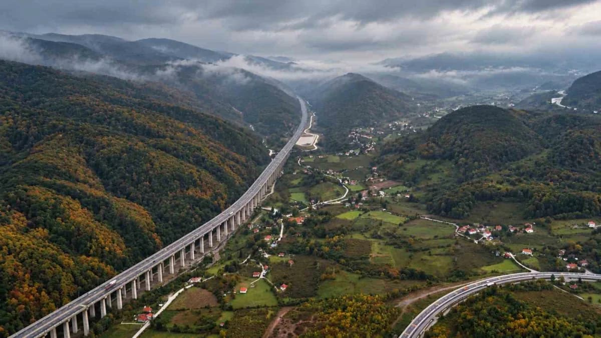 Bolu Dağı’nda sonbaharın gelişiyle birlikte ormanlar sarı, turuncu ve kırmızı tonlara bürünmeye başladı. Ortaya çıkan eş