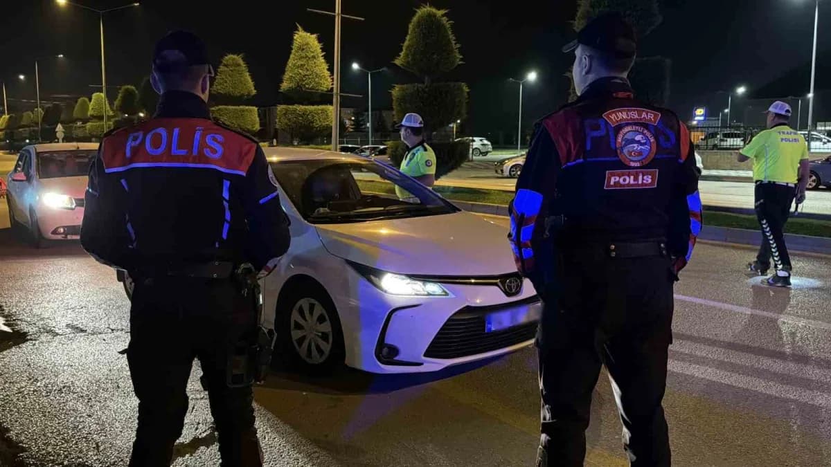 Bolu’da polis ve jandarma ekiplerinin operasyon sırasında gözaltına aldığı şüpheliler