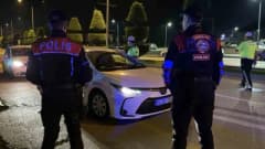 Bolu’da polis ve jandarma ekiplerinin operasyon sırasında gözaltına aldığı şüpheliler