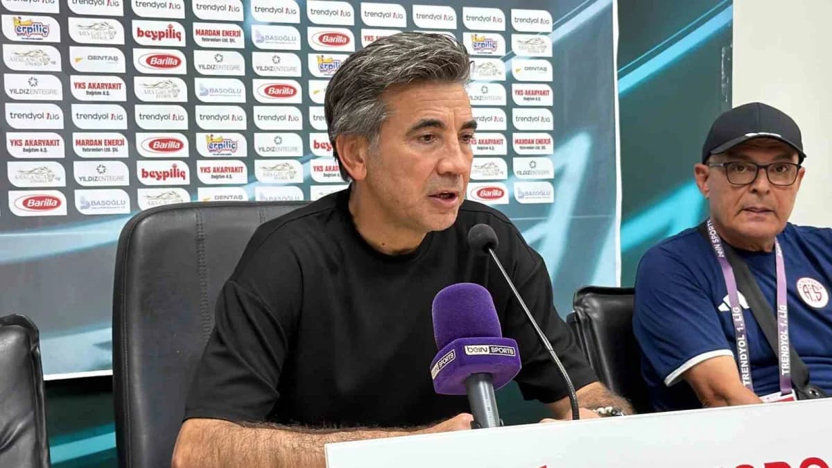 Boluspor ve Antalyaspor futbolcularının Bolu Atatürk Stadyumu'nda oynanan maç sırasında mücadele anı