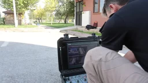 Konya İl Emniyet Müdürlüğü bomba uzmanları yerli Ertuğrul robotu ile şüpheli pakete müdahale ediyor