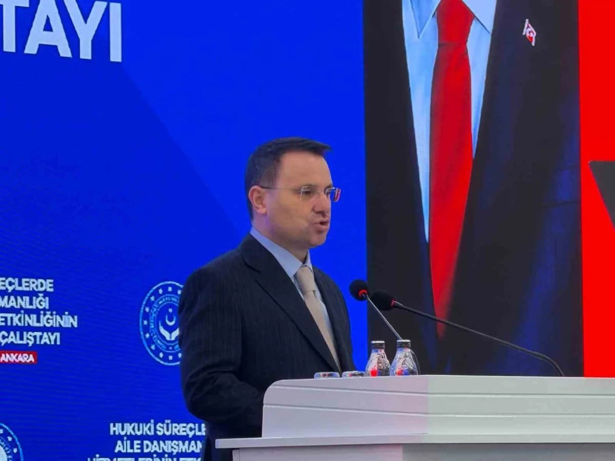 Adalet Bakanı Akın Gürlek ve Aile ve Sosyal Hizmetler Bakanı Mahinur Özdemir Göktaş çalıştayda konuşma yaparken