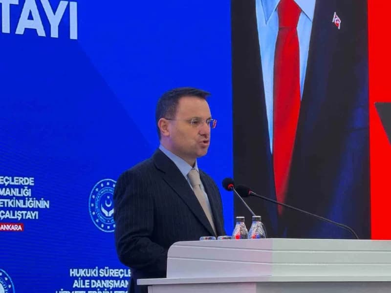 Adalet Bakanı Akın Gürlek ve Aile ve Sosyal Hizmetler Bakanı Mahinur Özdemir Göktaş çalıştayda konuşma yaparken