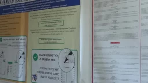 Bosna Hersek’te genel seçimlerde oy kullanan seçmenler ve sandıklar