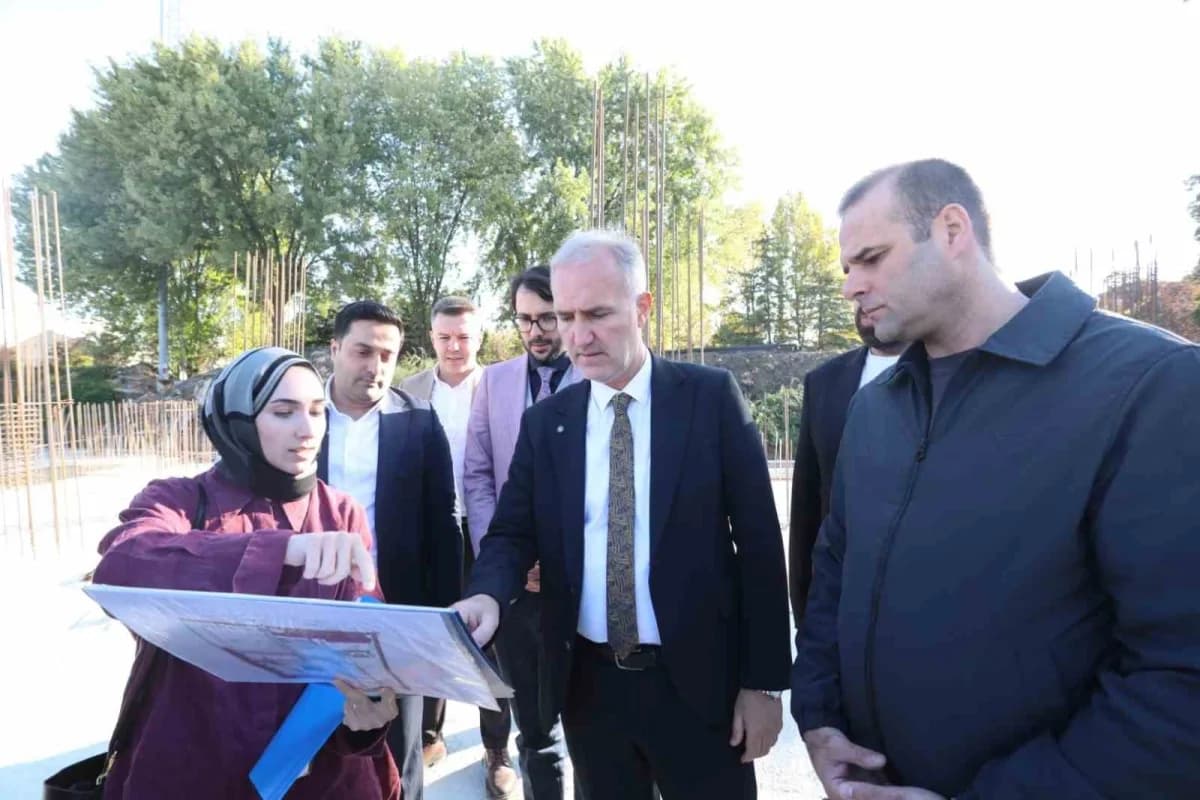 İnegöl Botanik Nikah ve Etkinlik Salonları inşaat alanında devam eden çalışmalar ve Belediye Başkanı Alper Taban incelem