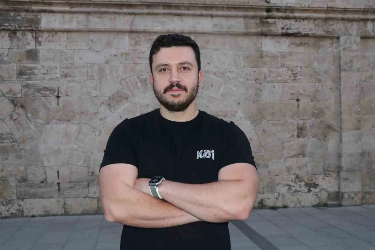 Sivas’ta doğa ve yaban hayatı fotoğrafçısı Mustafa Aslan, yiyecek artıkları çevresinde bir araya gelen boz ayıların kend