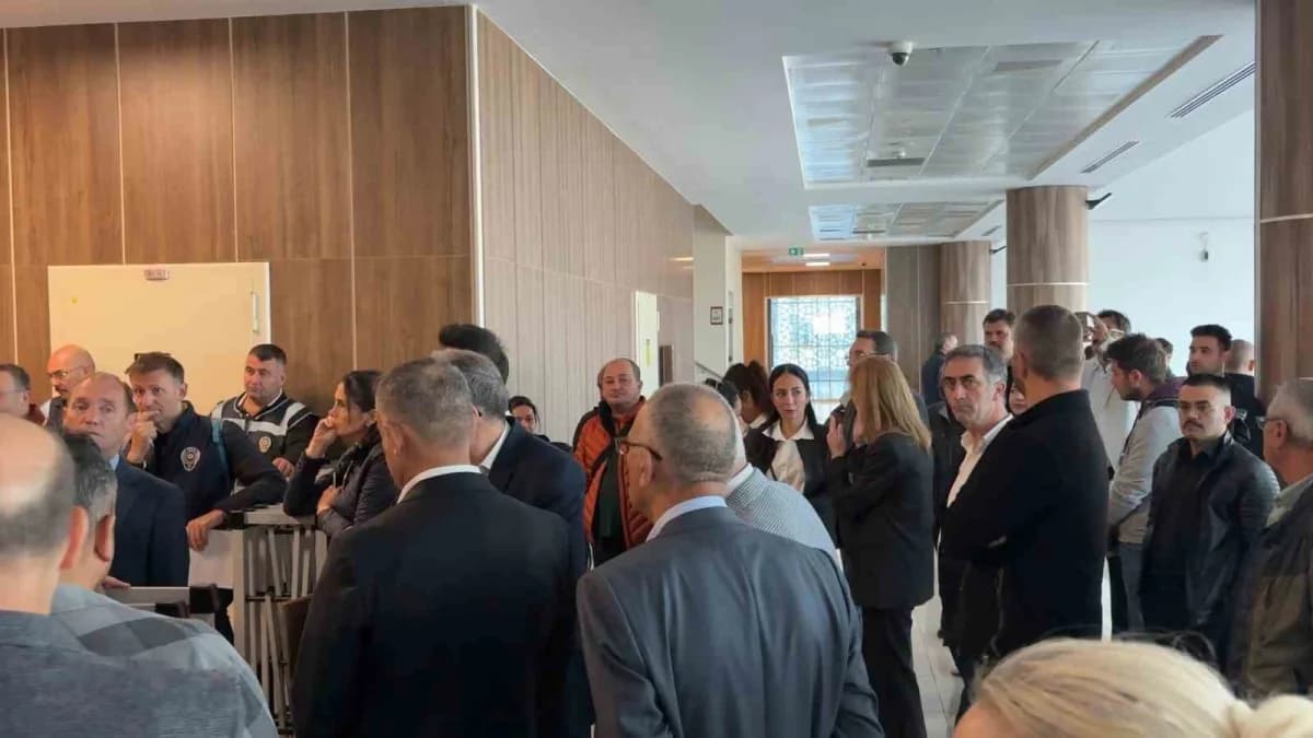 Bursa Bölge Adliye Mahkemesi Konferans Salonu'nda devam eden 63 sanıklı davanın ikinci duruşmasından görüntü