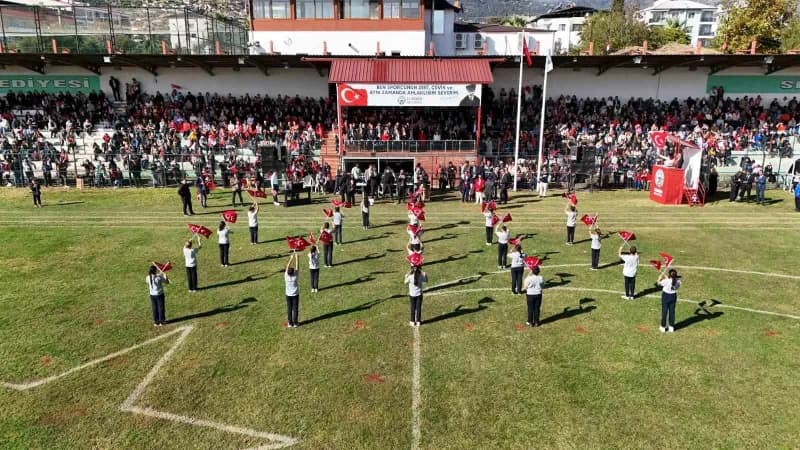 Bozdoğan’da Cumhuriyet Bayramı kutlamalarında öğrenciler ve protokol üyeleri tören alanında