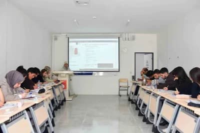 Bilecik Şeyh Edebali Üniversitesi Yabancı Diller Yüksekokulu yeni binasının dış cephesi ve çevresi