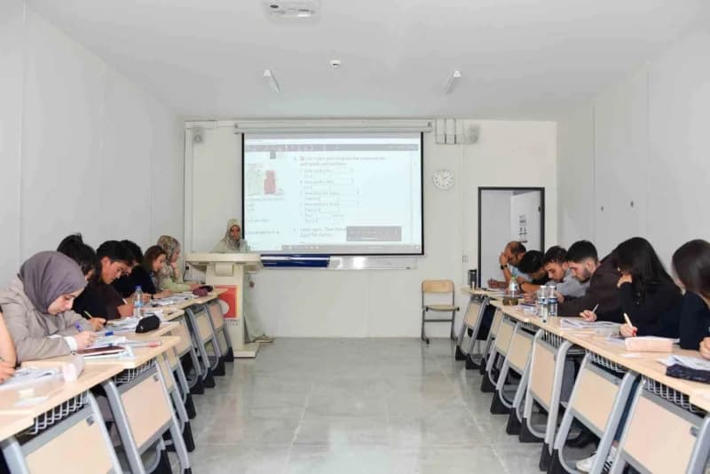 Bilecik Şeyh Edebali Üniversitesi Yabancı Diller Yüksekokulu yeni binasının dış cephesi ve çevresi