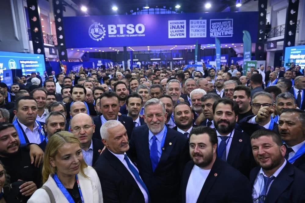 BTSO Ana Hizmet Binası önünde başkanlık seçimleri için hazırlanan oy sandıkları ve seçim atmosferi