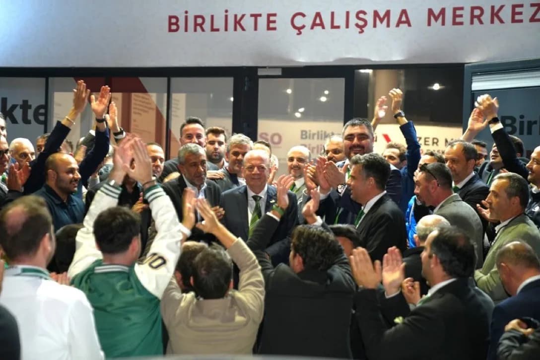 Bursa Ticaret ve Sanayi Odası seçimlerinde yeşil liste üyeleri kutlama yapıyor