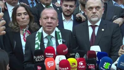 BTSO binasında gerçekleşen seçim sonrası Özer Matlı ve destekçileri alkışlarla kutlama yapıyor