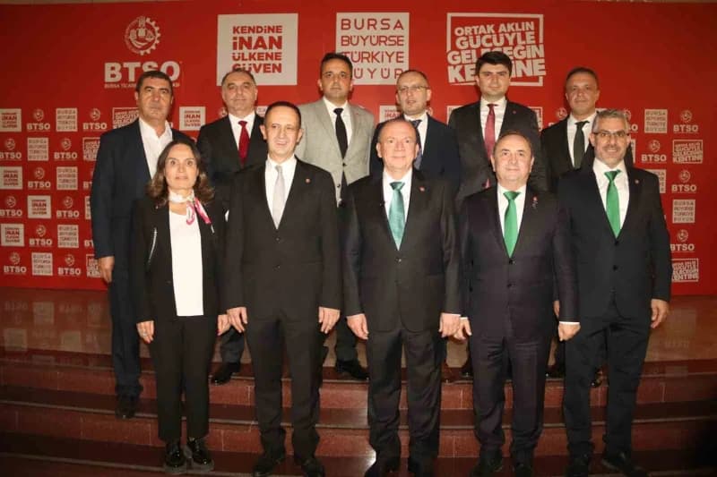 BTSO Yönetim Kurulu Başkanı Özer Matlı, Bursa Ticaret ve Sanayi Odası toplantısında konuşma yaparken