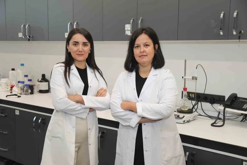 Bursa Teknik Üniversitesi laboratuvarında akıllı yara örtüsü geliştirme çalışması yapan
