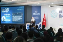 BTÜ Mimar Sinan Yerleşkesi Turkuaz Salon’da Lauren Booth’un kimlik ve manevi değerler üzerine konuşması