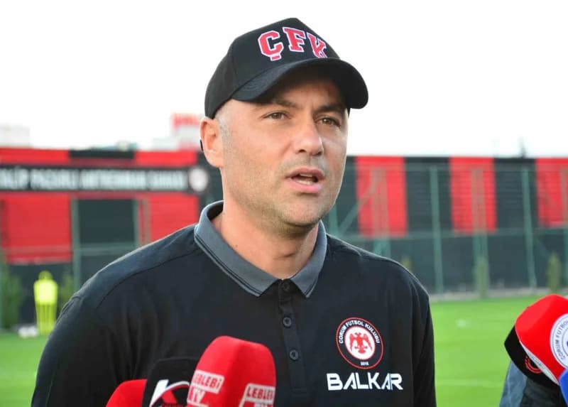 Çorum FK Teknik Direktörü Burak Yılmaz basın açıklaması yaparken
