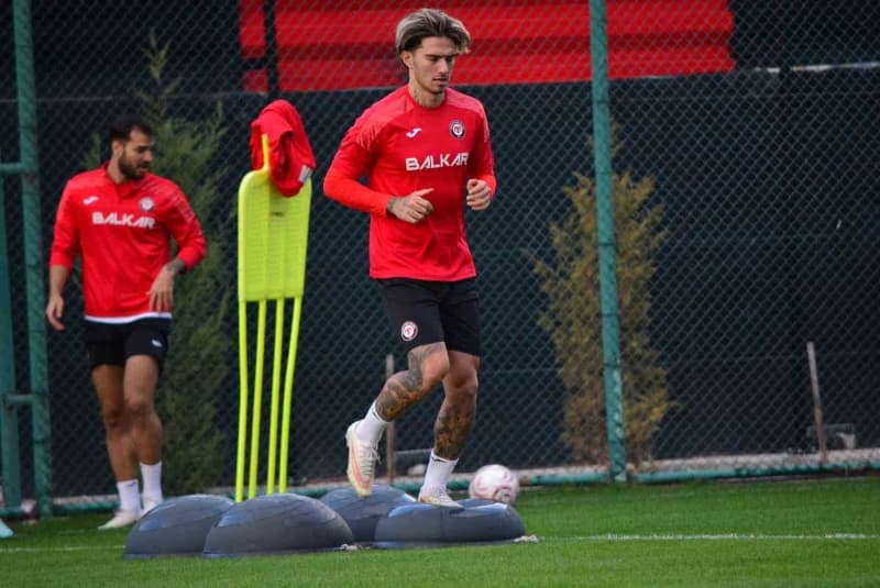 Çorum FK oyuncuları antrenmanı sürdürdü.