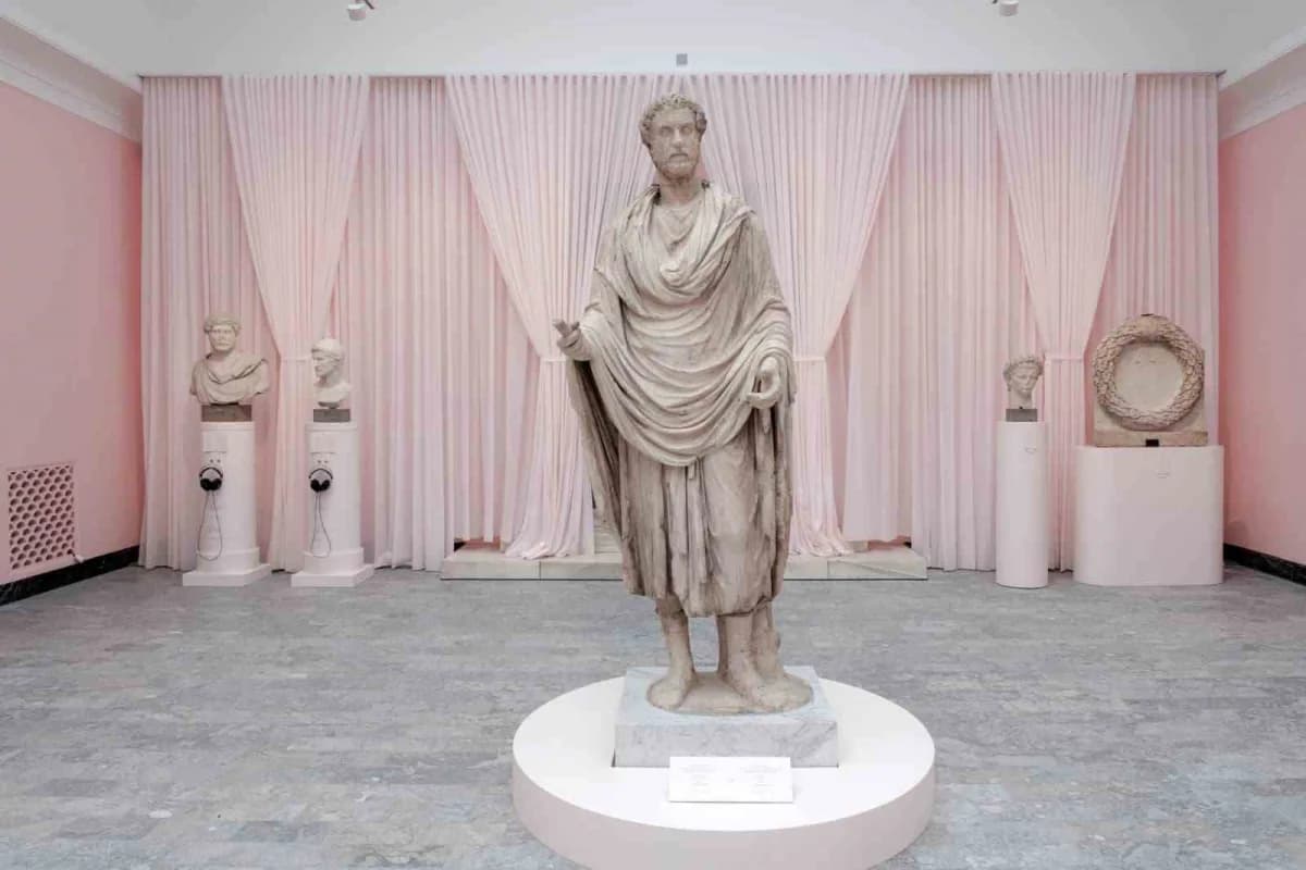 Burdur Müzesi koleksiyonundan Roma dönemine ait eserlerin Kopenhag Glyptotek Müzesi’nde sergilendiği sergi alanı