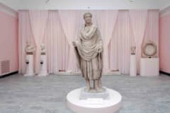 Burdur Müzesi koleksiyonundan Roma dönemine ait eserlerin Kopenhag Glyptotek Müzesi’nde sergilendiği sergi alanı