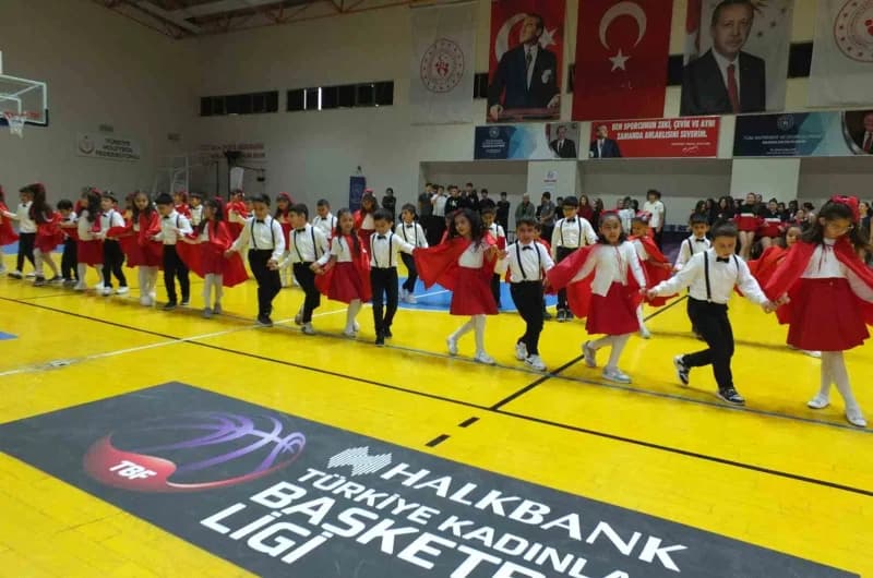 Halk oyunları oynandı