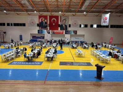 Burhaniye Atatürk Spor Salonu'nda düzenlenen satranç turnuvasında sporcular mücadele ediyor
