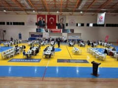 Burhaniye Atatürk Spor Salonu'nda düzenlenen satranç turnuvasında sporcular mücadele ediyor