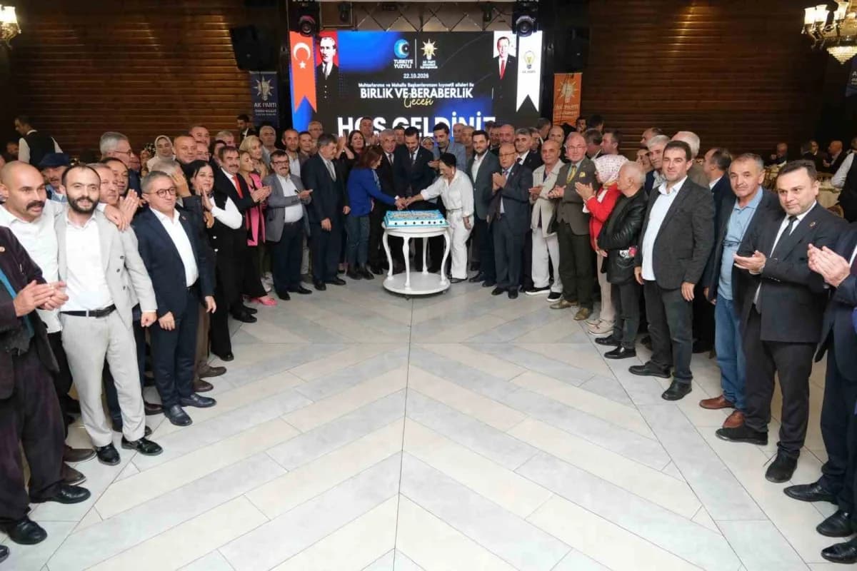Bursa Osmangazi AK Parti Birlik ve Beraberlik Gecesi programında muhtarlar ve teşkilat üyeleri bir a